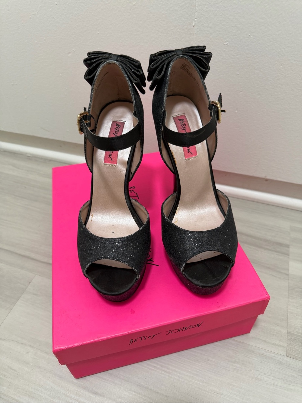 Betsey Johnson Black Bow Glitter Peep-Toe Platform Heels Sz 8.5